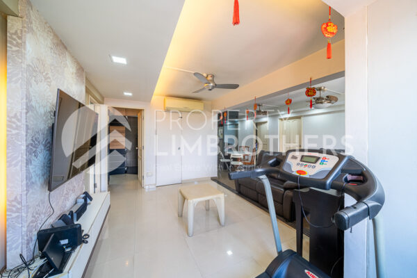 98 Commonwealth Crescent