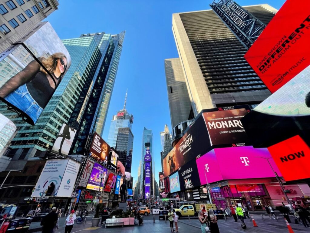 New York luxury property sales jumped 25% after the election, signalling renewed global capital flows and implications for prime markets worldwide.